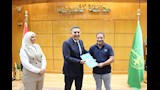 محافظ القليوبية يسلّم 12 عقد تقنين للمواطنين