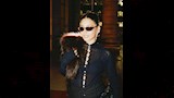 نسقت مع اللوك نظارة شمسية باللون الأسود 