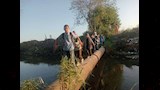 تلاميذ يستخدمون ماسوره لوصول الى مدرستهم_3
