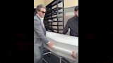 حفيد شكري سرحان مع النعش الذي يضم جثمان والده