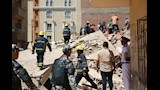محافظ المنيا يتابع حادث انهيار عقار عزبة شاهين (7)