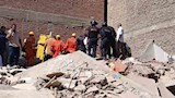 محافظ المنيا يتابع حادث انهيار عقار عزبة شاهين (1)