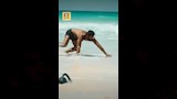 حسن الرداد يؤدي تمارين شاقة على البحر (2)