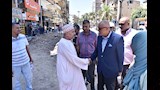 محافظ الأقصر يترك موكبه لعدم تعطيل المرور (6)
