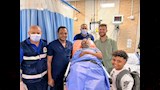 والد الطفل محمد رجب يعود إلى منزله برفقة رجال الإسعاف (3)