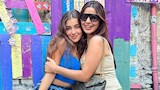 توانا الجوهري تخطف الأنظار مع والدتها في شوارع إسطنبول