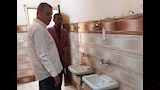 نائب محافظ أسوان يتفقد حمامات المدارس