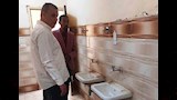نائب محافظ أسوان يتفقد حمامات المدارس