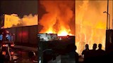 صور ترصد جهود الحماية المدنية في السيطرة على حريق مصنع كرتون خلف سوق العبور