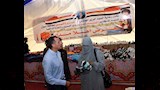 محافظ أسوان يسال سيدة عن رايها فى معرض اهلا مدارس