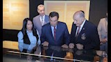 بالصور- جورج قرداحي يستكشف تاريخ الإسكندرية داخل مكتبتها الشهيرة