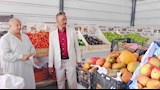 رئيس مركز باريس يتفقد منفذ الخضر والفاكهة المخفضة