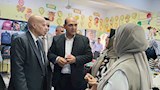 رئيس المدينة خلال تفقده افتتاح المعرض