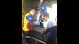 سائق ومسعف يعيدان أمانات مصاب حادث بنها كاملة (3)