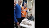 طاقم إسعاف يعثر على مبلغ كبير بحوزة مصاب ويسلمونه لأسرته (3)