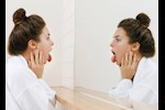 سن الثلاثين للنساء- 6 أعراض لارتفاع الكوليسترول تظهر على اللسان