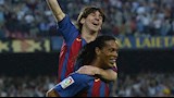 رونالدينيو وميسي.. كيف أصبح النجم البرازيلي الأب الروحي لموهبة برشلونة؟