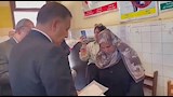 مديرة مدرسة مع محافظ القليوبية