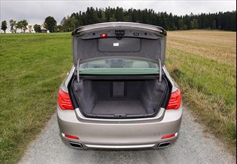 طفلة تعيش 23 شهرا في صندوق سيارة...تروع الفرنسيين