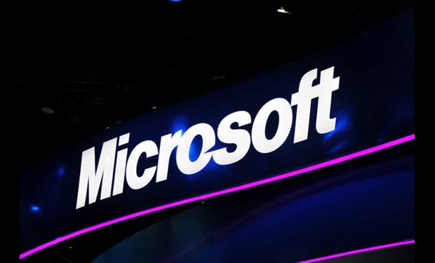 مايكروسوفت تضع كمبيوتر لوحي بارتفاع 17 قدم في ميدان الطرف الأغر بوسط لندن 