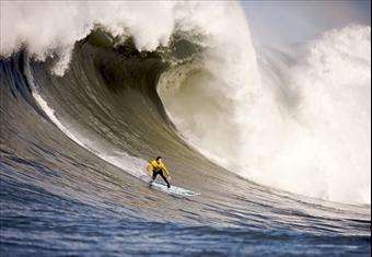بالفيديو..برازيلي ينجح في ركوب موجة بارتفاع 30 مترا في البرتغال