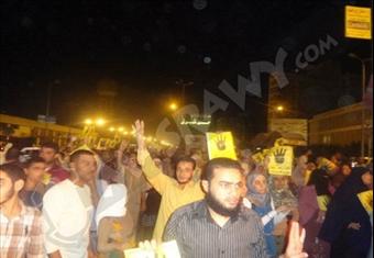 أنصار مرسي يتظاهرون بكورنيش المعادي رافعين شعارات ''رابعة''