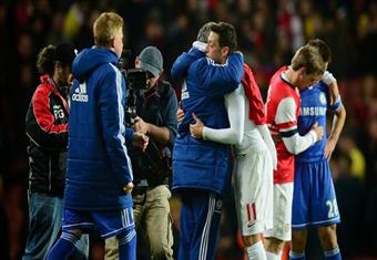 بالفيديو والصور.. أوزيل: أهديت قميصي لأفضل مدرب في العالم 