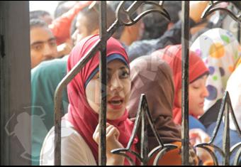 بالصور- أمن جامعة عين شمس يغلق الأبواب بسبب مظاهرات طلاب الإخوان