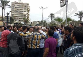 وقفة احتجاجية للعاملين بمصنع كريستال عصفور للتنديد بـ''حملة الفصل التعسفي''