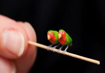 بالفيديو.. منحوتات فنية بحجم حبة الأرز