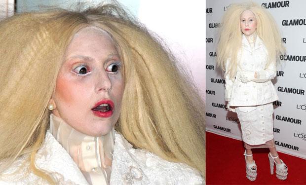 ليدي غاغا تستلم جائزة امرأة العام بلوك أبيض ومكياج مخيف 