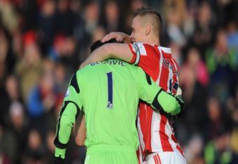 بالفيديو.. لقطة أسطورية.. حارس مرمى ستوك سيتي يسجل هدفاً بعد 12 ثانية فقط