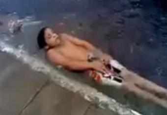 بالفيديو.. طفلان يسبحان على الأسفلت في الرياض!