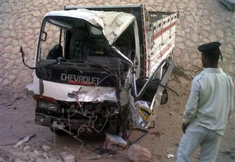  سائق سيارة نقل أثاث يصطدم بعمود إنارة قبل مطلع كوبري الساحل