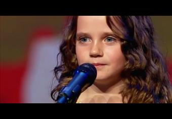 " Simon Cowell" ذات التسع سنوات تبهر الحكام بغنائها الأوبرالى فى "america's got talent 2013"