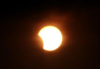 القومي للبحوث الفلكية: كسوف الشمس الجزئي ظاهرة طبيعية.. ولا داعي لتعطيل الدراسة غدًا