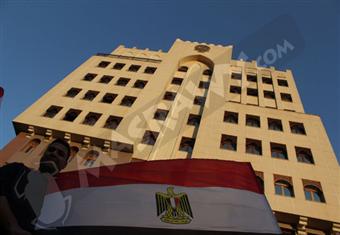 مؤيدون للجيش يتظاهرون أمام السفارة القطرية السبت لطرد السفير