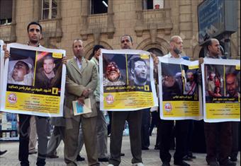 أنصار مرسي يتظاهرون أمام مكتب النائب العام للمطالبة بالإفراج عن المعتقلين