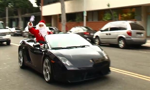 فيديو : سانتا كلوز ولامبورجينى جالاردو ينشران البهجة والهدايا لهذا العام