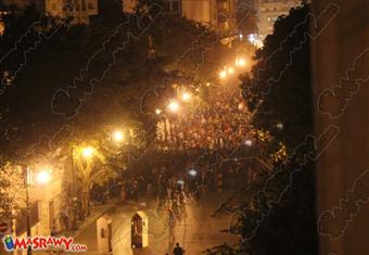 المئات يصلون إلي مجلس الوزراء بهتافات مناهضة للجيش والشرطة