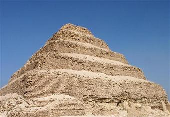 ''ثوار الآثار'' تطالب المسؤولين بإنقاذ هرمي زوسر و أوسر كاف بسقارة ''فيديو''