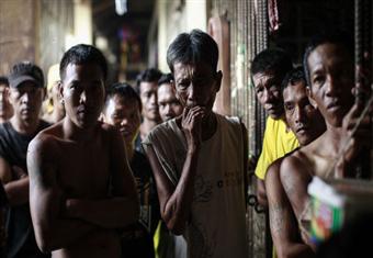 بالصور- سجناء فلبينيون يعودون لسجن من غير أسوار بعد الطوفان