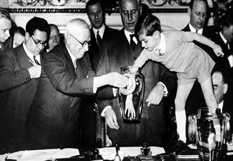 الفيفا ترصد مراحل تاريخية للقرعة النهائية لكأس العالم