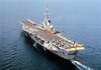 حاملة طائرات فرنسية تعبر قناة السويس ترافقها 3 قطع حربية