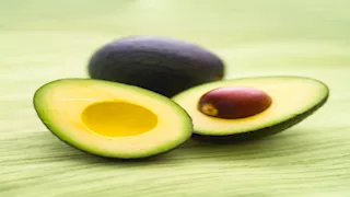 هذا ما يحدث لجسمك عند تناول ثمرة أفوكادو يوميًا