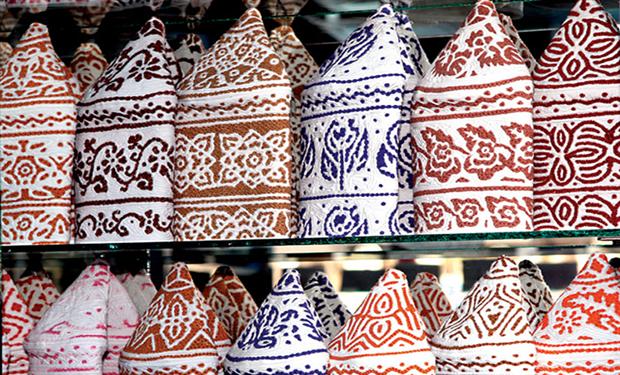 “الكمة” رمز للتميز والافتخار على رؤوس العمانيين