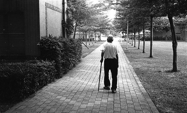 وسائل لحماية كبار السن من خطر السقوط