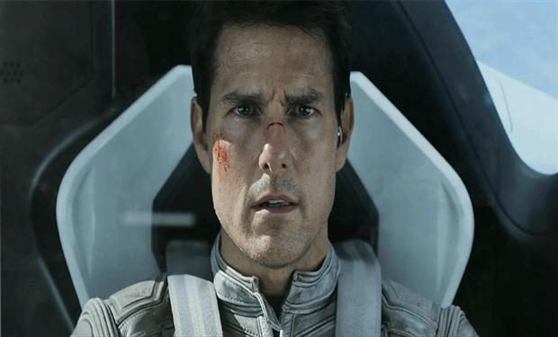 توم كروز يخترق الفضاء في “Oblivion”