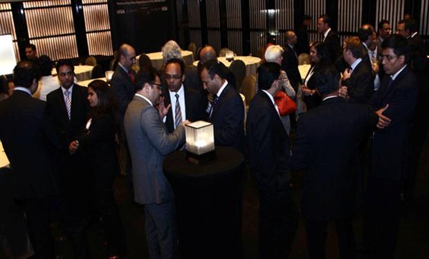 فيزا تحتفل بإطلاق  بطاقة الائتمان “سيغنتشر” الفاخرة في الإمارات