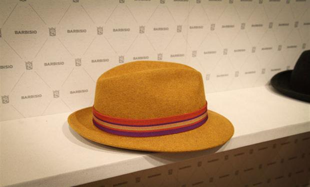 ألوان زاهية وألياف طبيعية .. أحدث صيحات قبعات صيف 2012